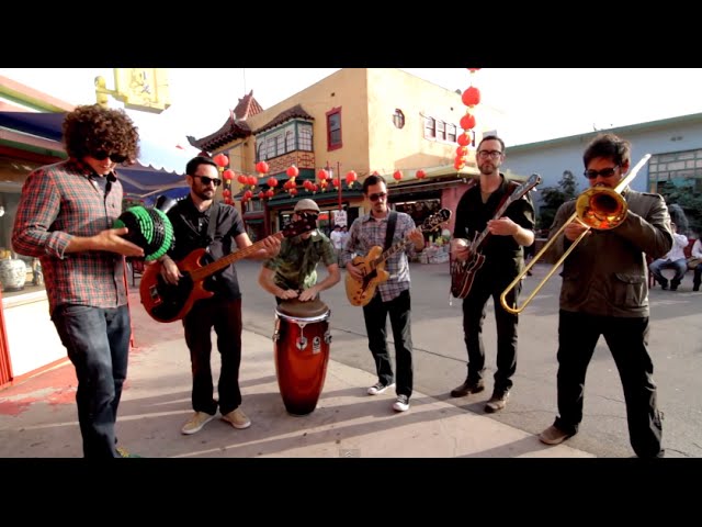 在 YouTube 上观看 Jungle Fire  - Comencemos (Lets Start) [Official Music Video]
