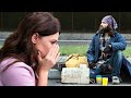 Kellnerin ist schockiert, als sie herausfindet, wer der Obdachlose ist, den sie gerade versorgt