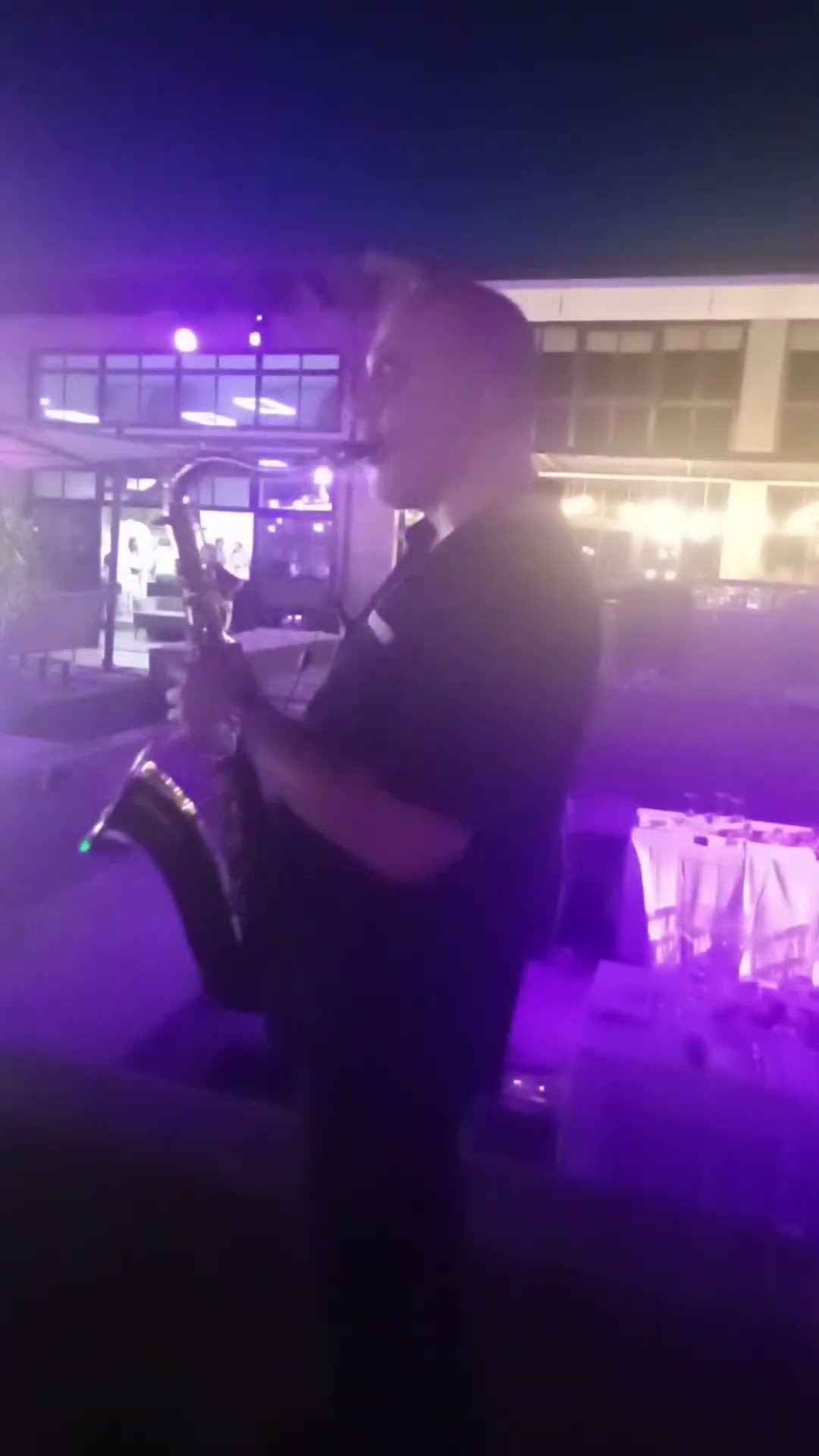 Guarda Stefano suonare