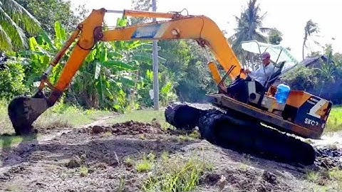 CẬN CẢNH XE CUỐC KUBE BÒ LÊN BỜ CAO CHẠY BỘ cần cẩu xáng cạp xáng dây xe xúc