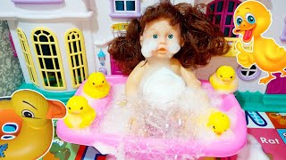 لعبة استحمام البيبي دول ف البانيو مع البط / Baby Doll bath toys / عائلة عمر