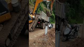 Excavator climbs on truck. unbelievable screenshot 5