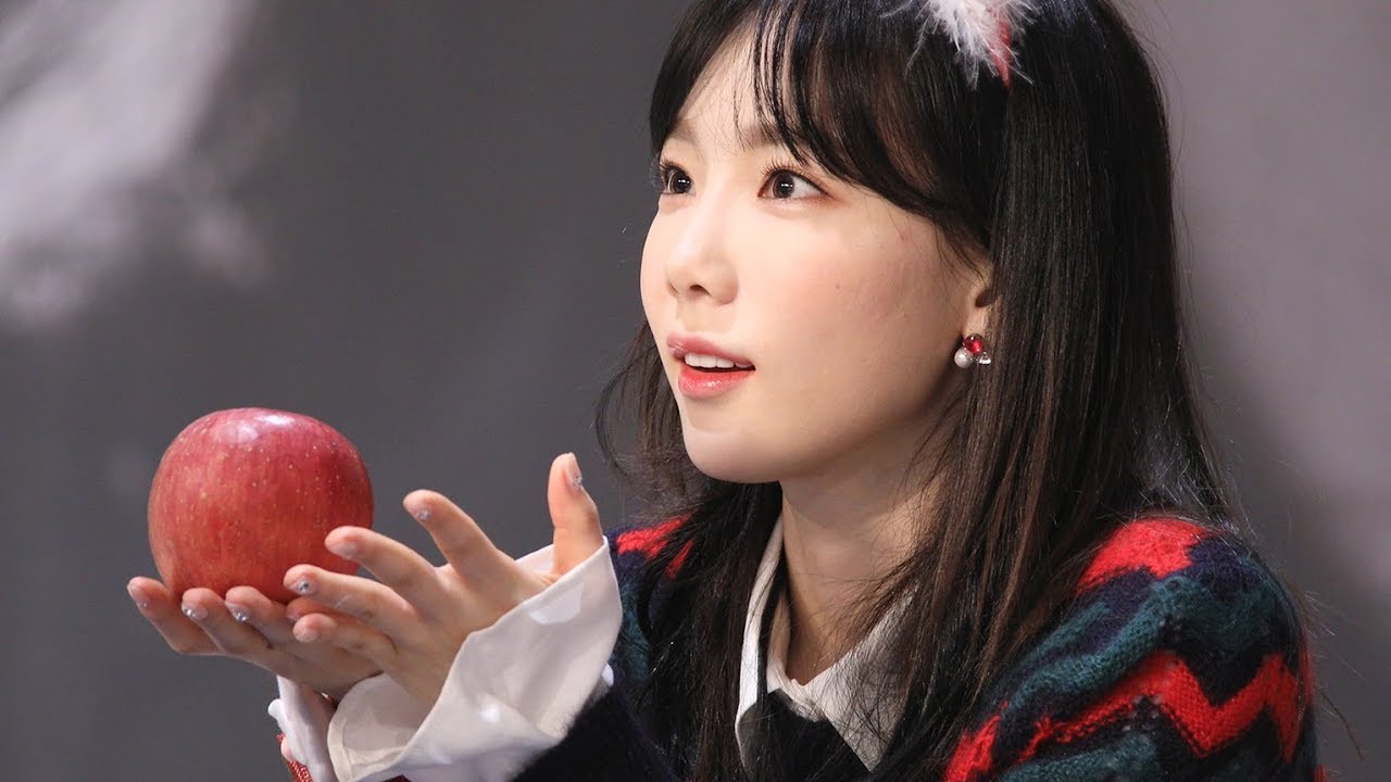 171217 팬들의 선물에 기뻐하는 태연 (Taeyeon) 팬사인회 직캠 4K Fansign Fancam by 비몽