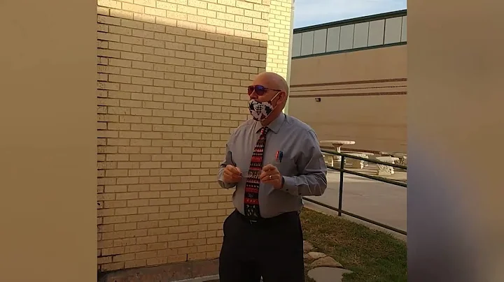 Color blind teacher gets amazing surprise from stu...