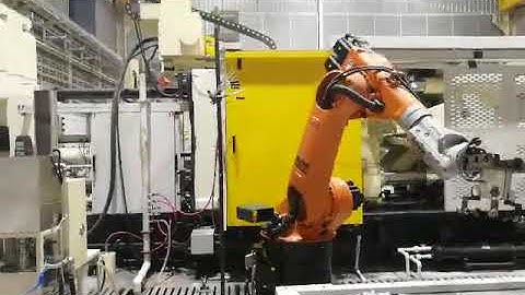Aluminum alloy die casting machine with robot arm