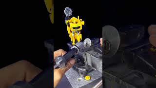 This is how a locksmith's professional tool works to open emergency locks.