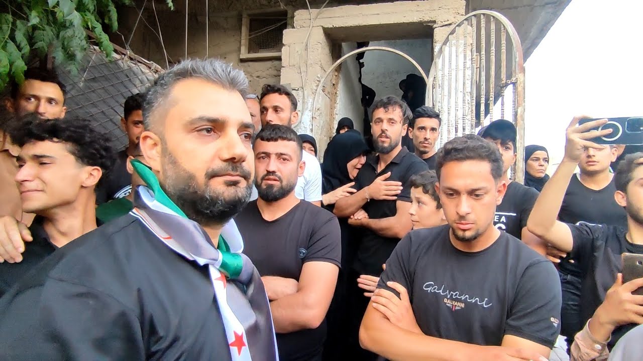 آلاف المتظاهرين يقدمون العزاء لعائلة الشهيد صلاح كرز في مدينة اعزاز.