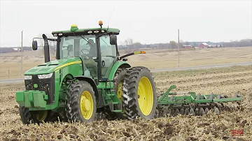 Jak široký je traktor John Deere 8295R?