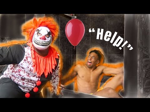 "it"-creepy-clown-prank-on-brother