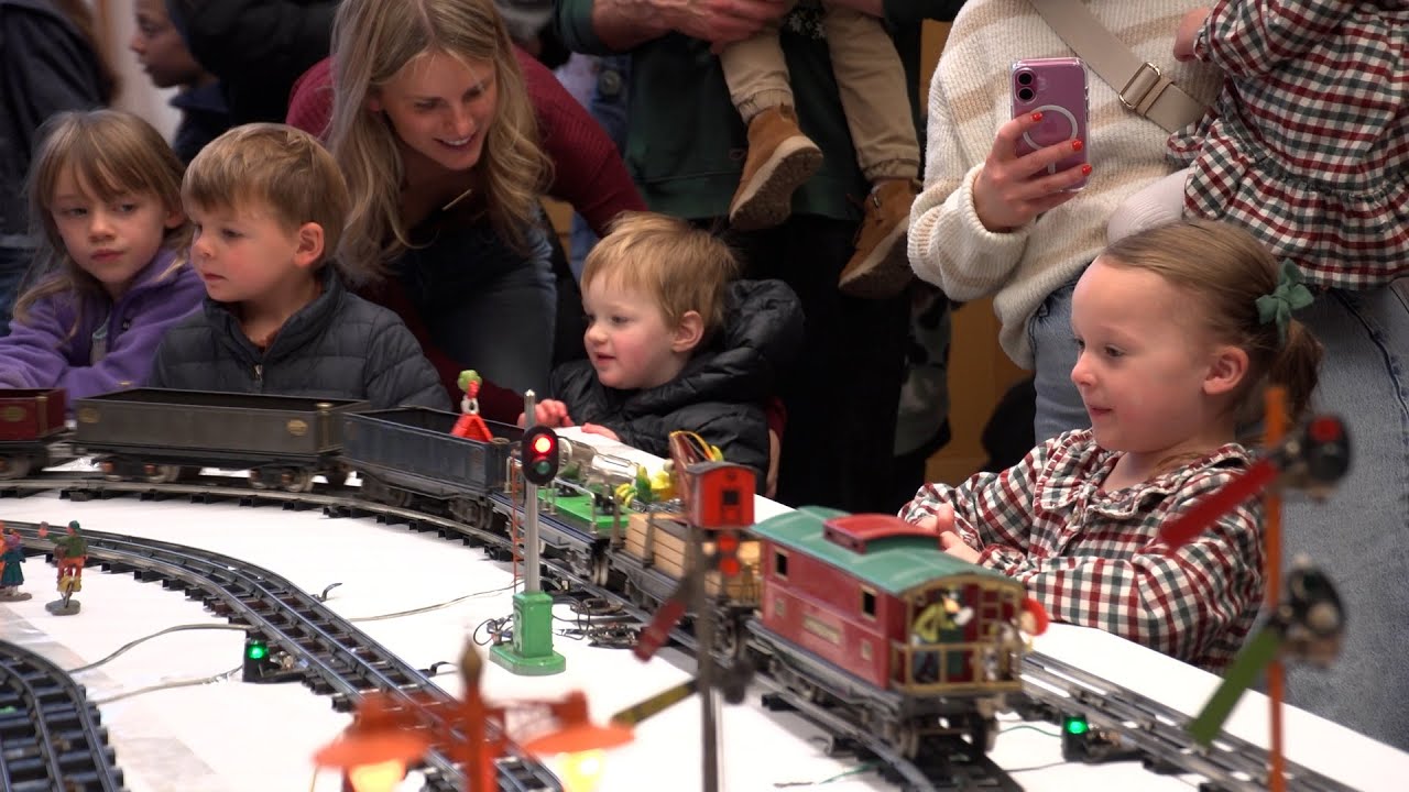 Holiday Trains Delight Families At Bend Library Youtube 