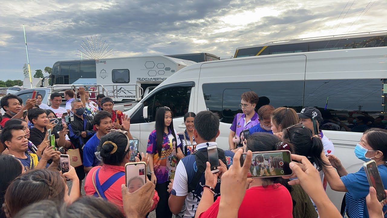 พ่อเเม่ อุ๋งอิ๋ง ลําเพลิน OFFICIAL กำลังถ่ายทอดสด! งานที่หัวสนามบินเครือสหพัฒน์ ศรีราชาชลบุรี