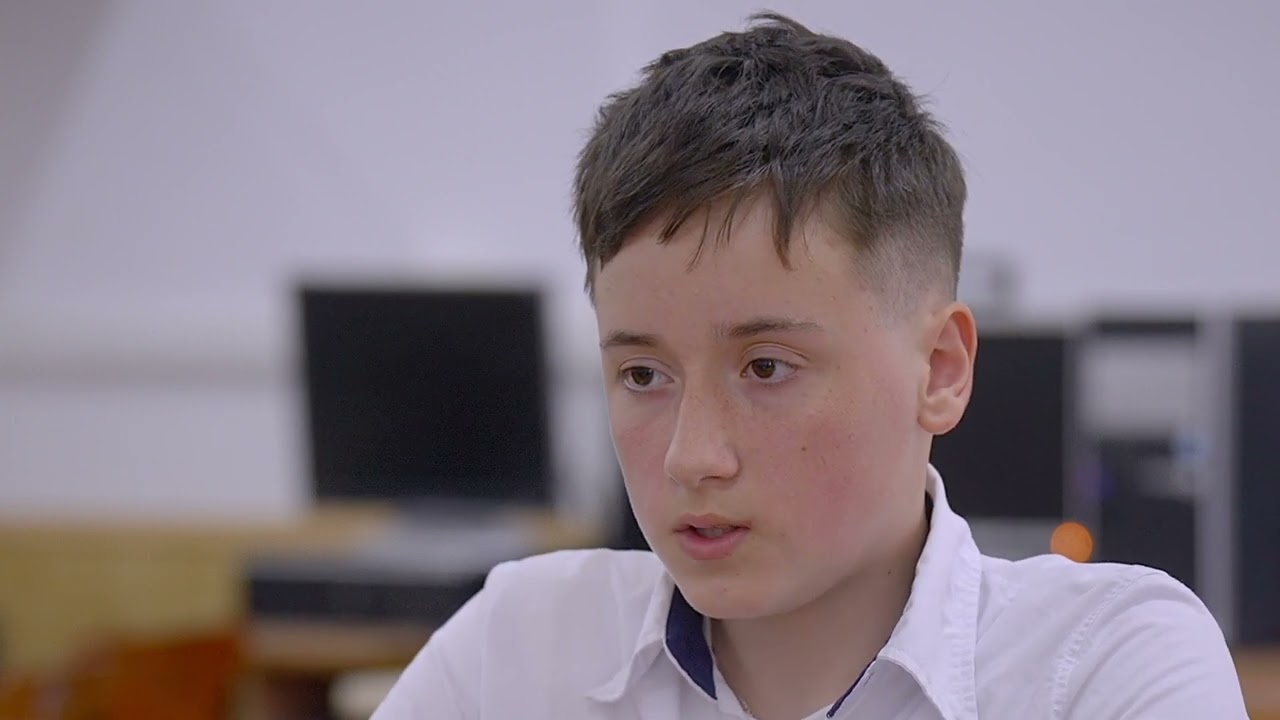 Viața unui puști dintr-un sat sărac și izolat din Vaslui care a învățat singur engleză de pe Youtube