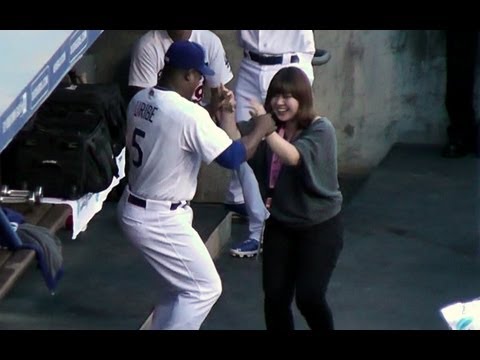 Juan Uribe Dances with Ryu 류현진 & Photographer Mi-ye Cho 조미예- Very Funny!