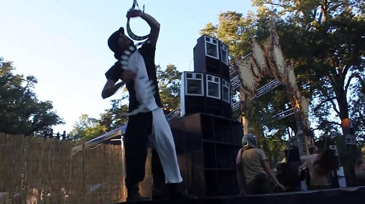 James Flicker Performs with Buugeng