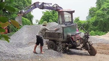 Máy xúc Komatsu PC28W múc cát lên công nông ba bánh
