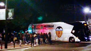 Tensión en la salida del Autobus del Valencia CF - Un joven es detenido por apedrear el bus