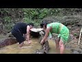 Primitive couple find food meet big fish in stone hole - cooking grilled big fish recipe