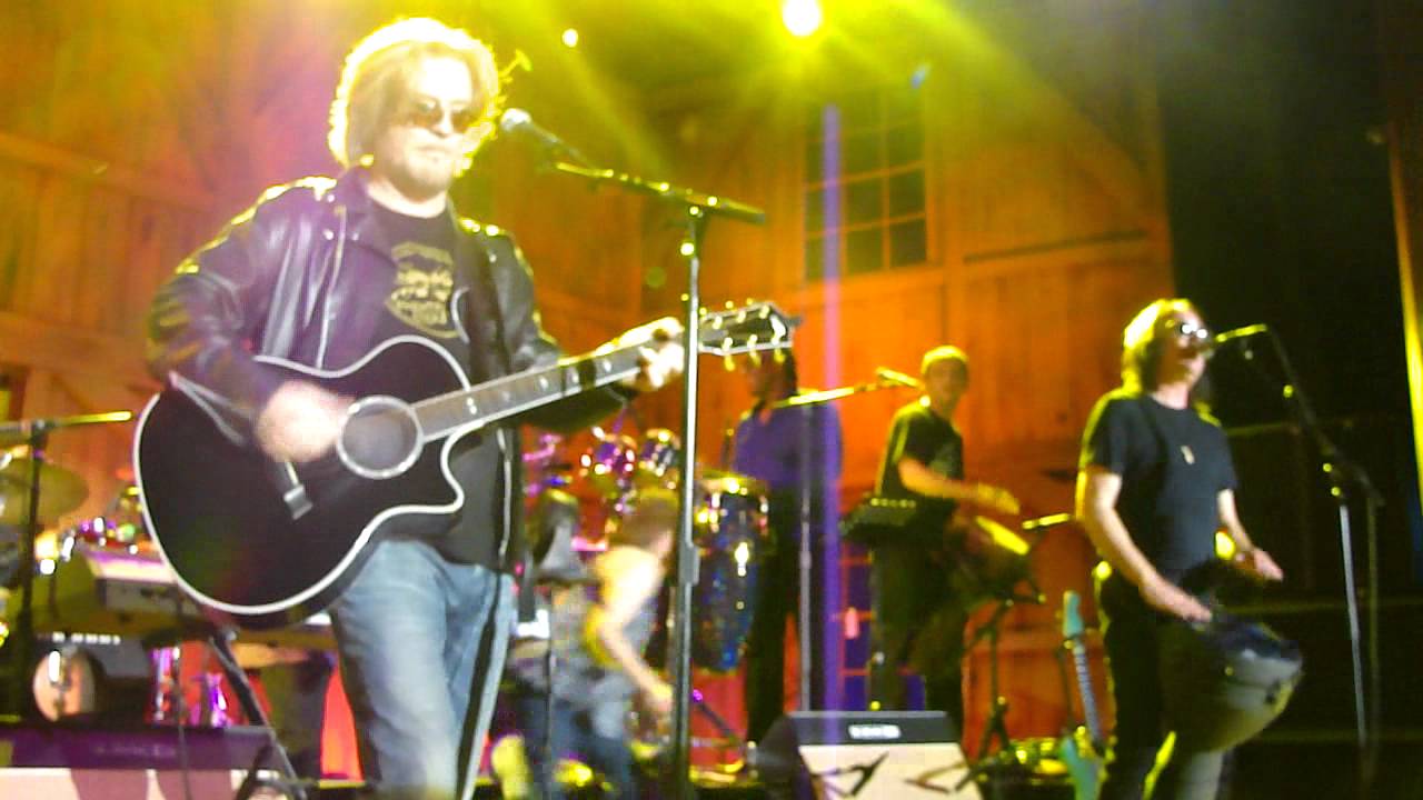 Daryl Hall and Todd Rundgren, Bang The Drum YouTube