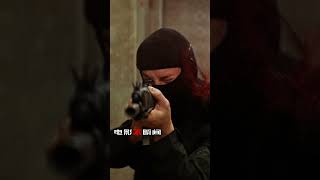 "The Killer Is Not So Cold" Director: Lou Besson. Shot upside down.《这个杀手不太冷》,导演:卢.贝松。倒立射杀。电影导演玩短片。