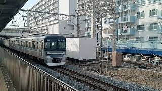 東京メトロ13000系  13136編成　普通　中目黒行きと東武50050系  51062編成　急行　中央林間行き　西新井駅発車