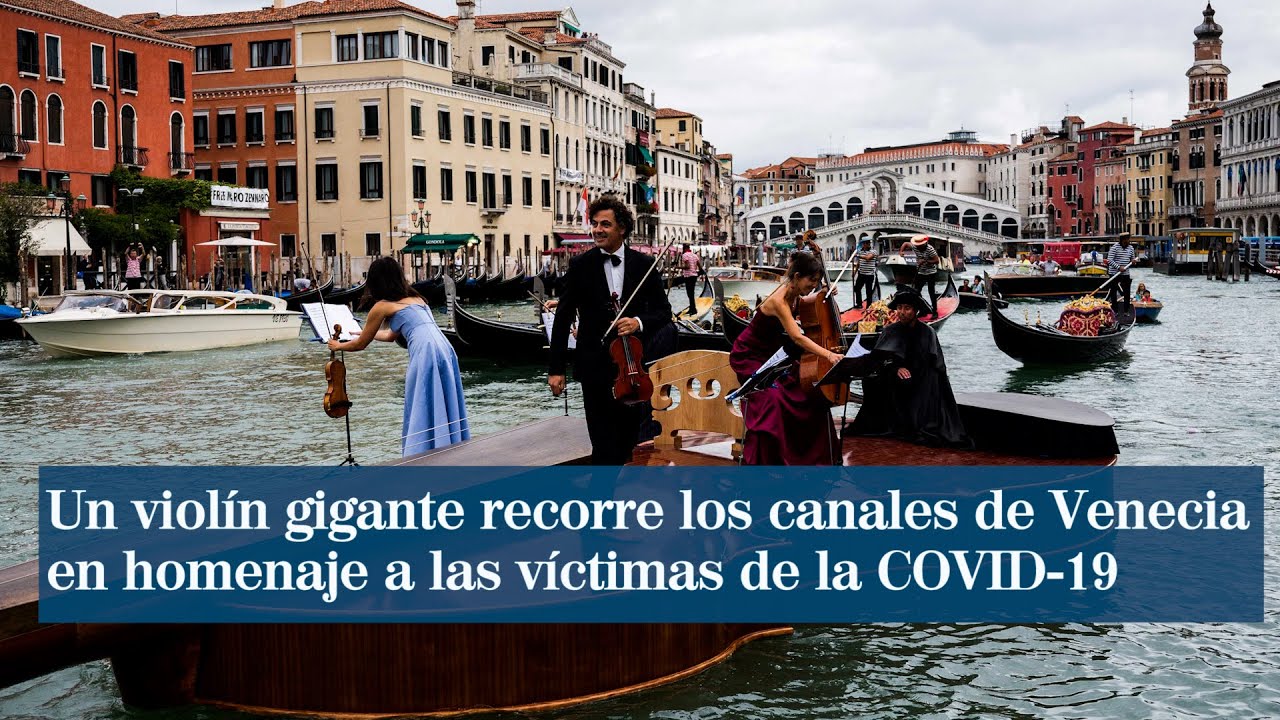 Un violín gigante recorre los canales de Venecia en homenaje a las víctimas  de la COVID-19 - YouTube