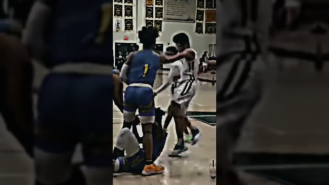 Mikey williams protecting his teammate 