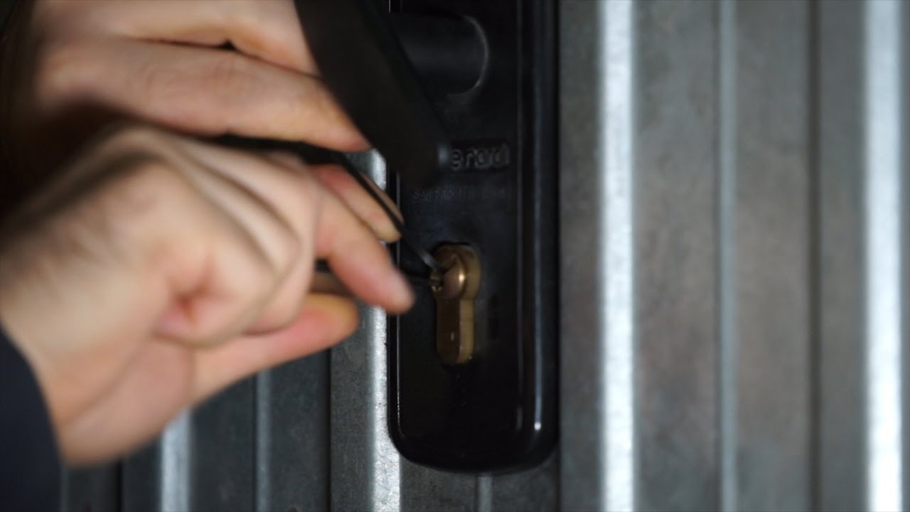 Come aprire una serratura con gli strumenti da ladro youtube Come aprire una serratura a cilindro