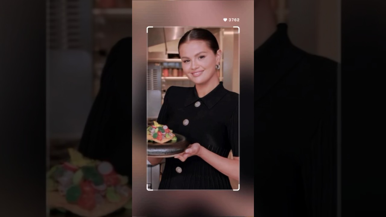 Vote for your favorite Female Star of the Year! 