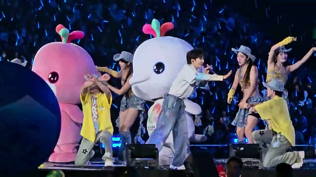 周深 Zhou Shen 香港站輕鬆愉快的《少管我》，台下觀眾玩得可愉快 - 周深2025［深深的］巡迴演唱會 香港站•跨年紀念場第二場 1.1.2026