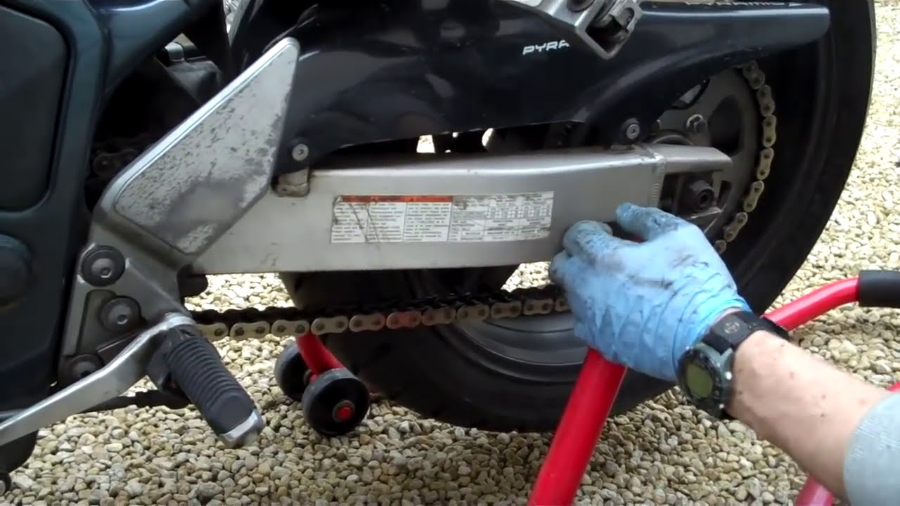 Delboy's Garage, Suzuki Bandit, Chain Adjustment. (Plus Clean And Lube) - Delboy's Garage - Thewikihow