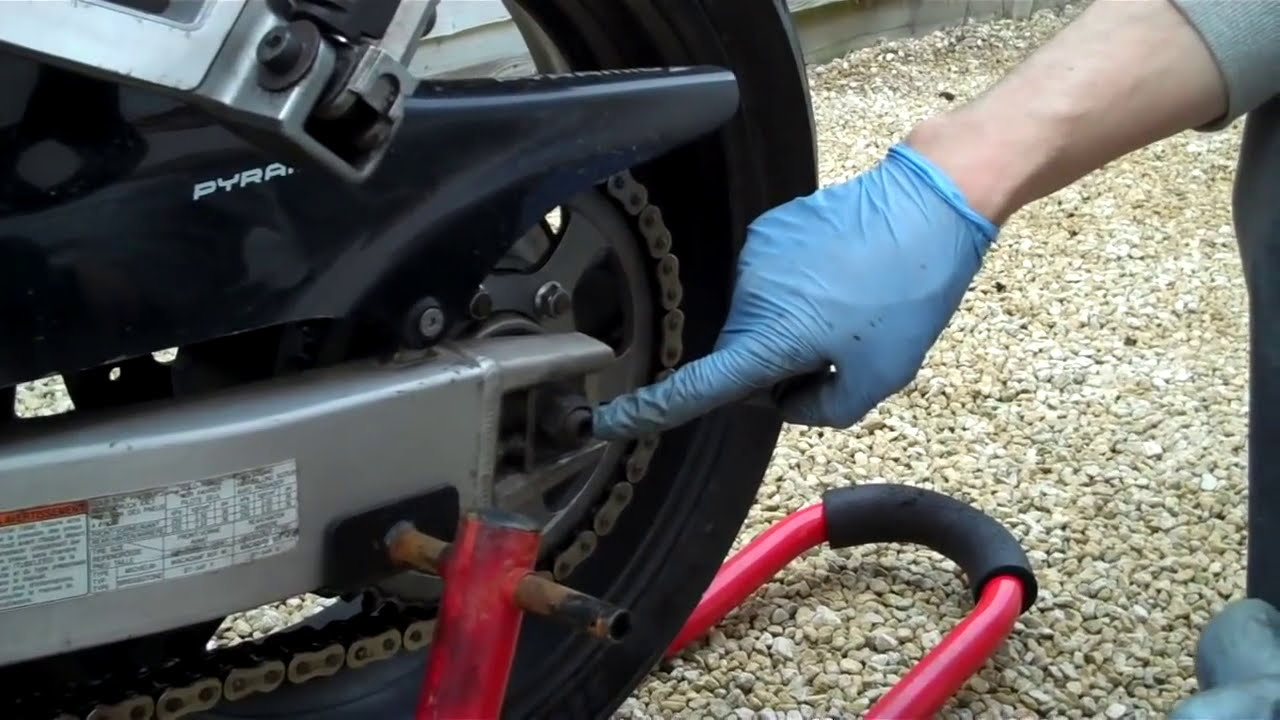 Delboy's Garage, Suzuki Bandit, Chain Adjustment. (Plus Clean And Lube) - Delboy's Garage - Thewikihow