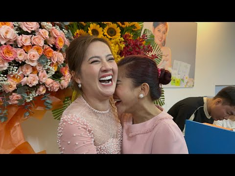 Chị 3 Bình Tinh ôm hôn Hồng Loan mừng khai trương quá vui