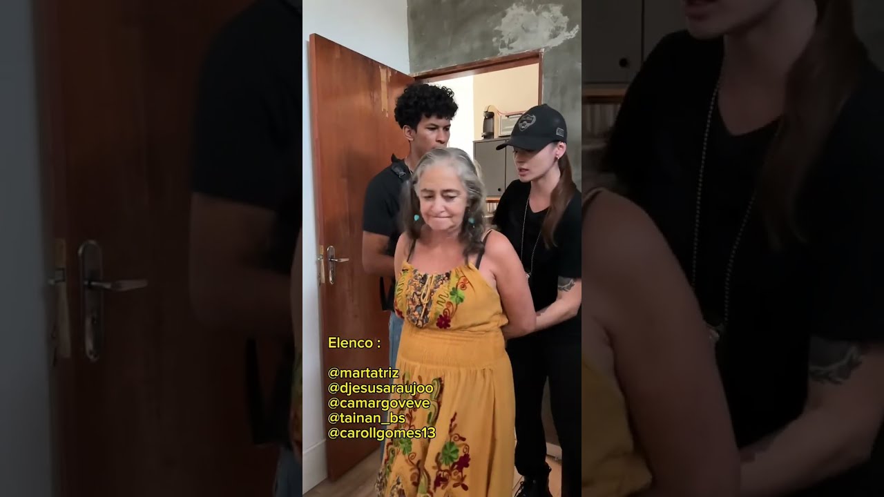 Um anjo tenta salvar uma mulher de uma senhora que fingia estar em uma cadeira de rodas.