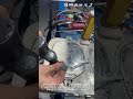 直線の摩擦が生む均一な美】手持ち式砂帯研磨機（ベルトサンダー）のメカニズムと研磨工学