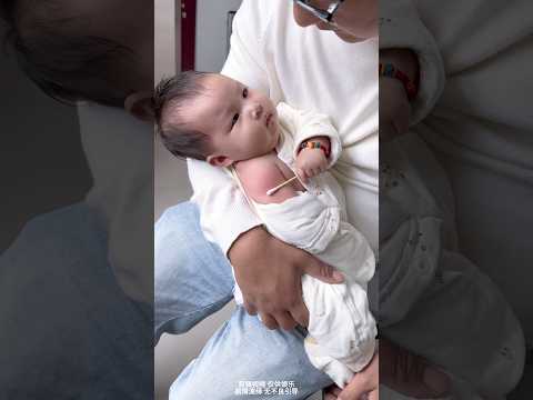 好可爱的宝宝，打完针不哭不闹还能自己按压 #萌娃 #人类幼崽打疫苗 #宝宝打针 #执勤中#美女交警小姐姐#执勤交警 #剪辑搞笑视频#熱門 #搞笑 #fyp #funny