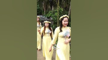 Đám cưới rước dâu đi bộ đường quê