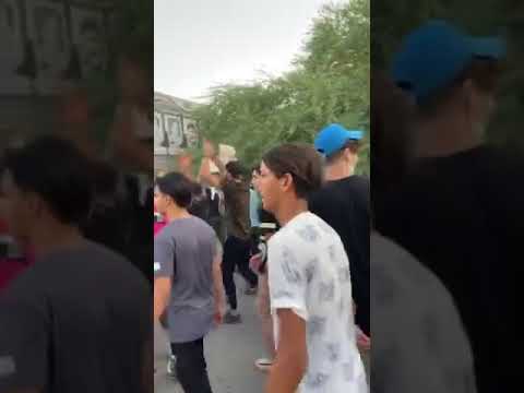 البصرة قبل قليل الثوار أمام مبنى دار الضيافة
