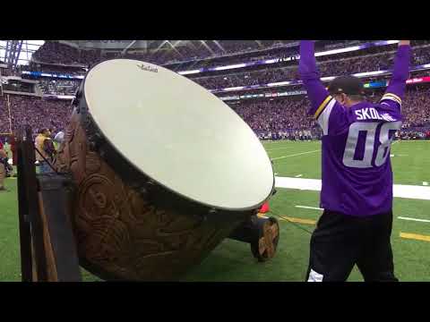 Steve Jordan Sounds The Gjallarhorn, Leads Skol Chant Prior to Minnesota  Vikings-Washington Redskins 