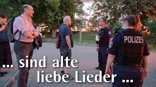 Zur Hilfe, Da Wird Gesungen Berliner Kirchenchor Probt Im Freien - Unerhört, Nahezu.