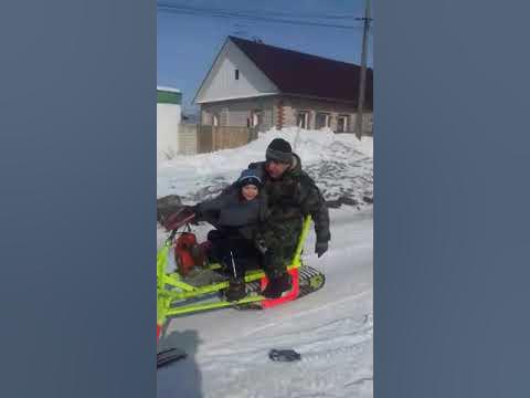 внук учится ездить на снежике - YouTube