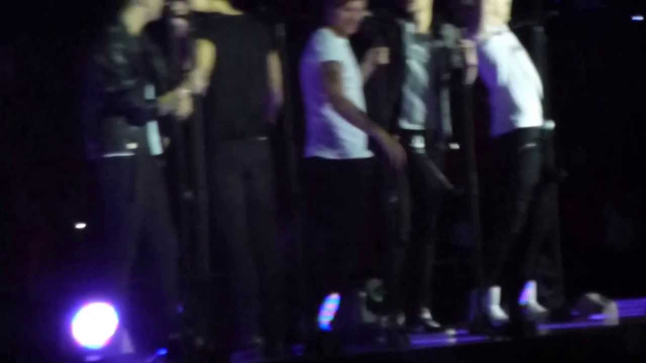 One Direction TMH tour - Change My Mind (Signs) HD Ziggo Dome Amsterdam 3/5/13