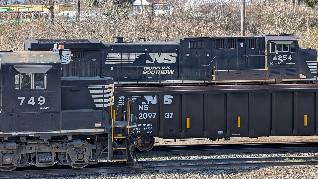 Coffey's Cliff goes live on our mobile rail cam on a  Sunday afternoon. Join us trackside. #railfan 