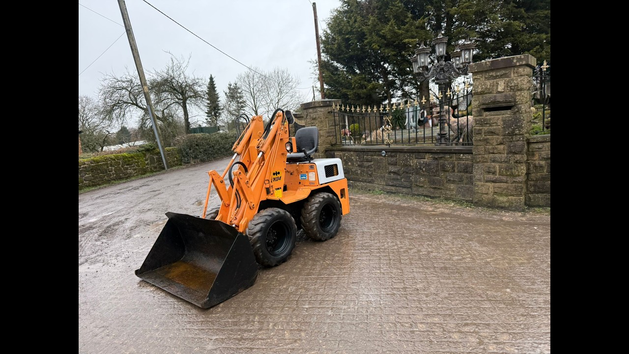 KOMATSU SK04 WHEELED SKIDSTEER LOADER