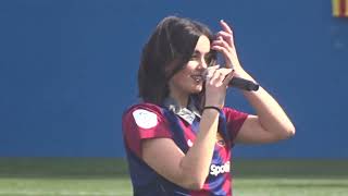 Chiara Oliver canta el himno del Barcelona en el Johan Cruyff