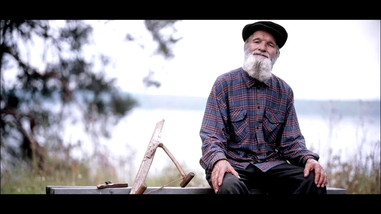старик сидит. пожилой мужчина в шляпе. старики в деревне. старик. деревенские старики.