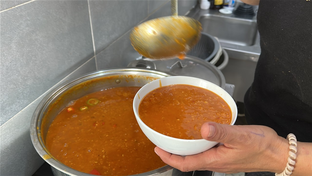 الطبّاخة التي كسرت القاعدة  : لُبْنى وأطباق جزيرة قرقنة الاصيلة - مرقة بالڤلِّيطْ - لأول مرة