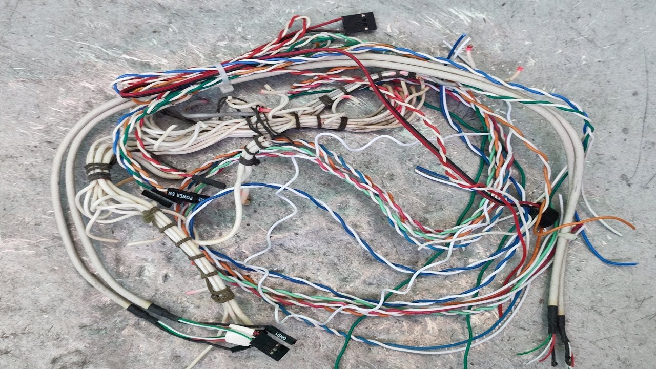 Уақ сымдарды тазалап, мыстарды алу / Чищу мелкие провода и добываю медь.