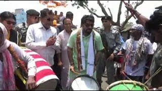 পশ্চিম বর্ধমানের বারাবনীতে দলীয় প্রার্থীর সমর্থনে ঢাক বাজিয়ে প্রচার বিজেপি সাংসদ বাবুল সুপ্রিয়'র