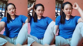 Bunda cantik duduk siang manis alami