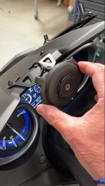 BCD DESIGN & QUAD LOCK PHONE HOLDER WITH WIRELESS CHARGING YAMAHA T-MAX 560 & TMAX 530
